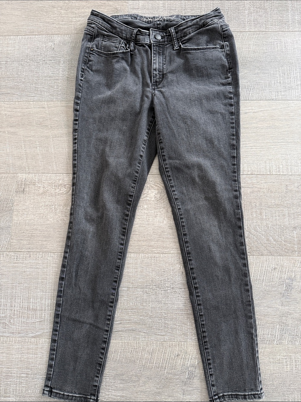 Universal Thread Women’s Skinny Jeans in Charcoal Gray